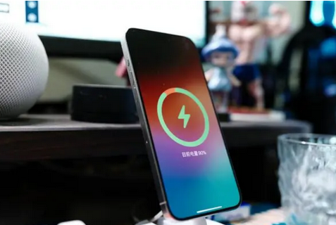 昌平苹果15换屏服务分享用什么充电器给iPhone15充电更好 
